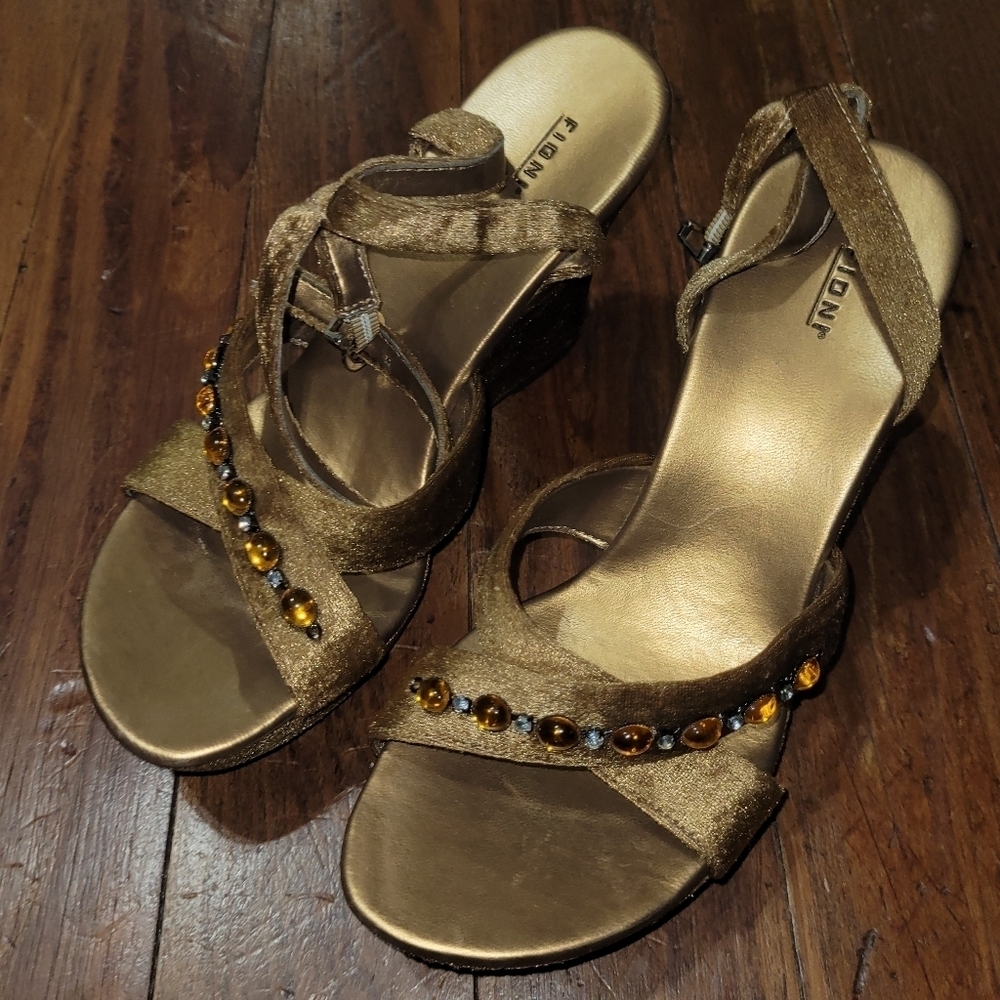 NWOT Gold velvet wedges
